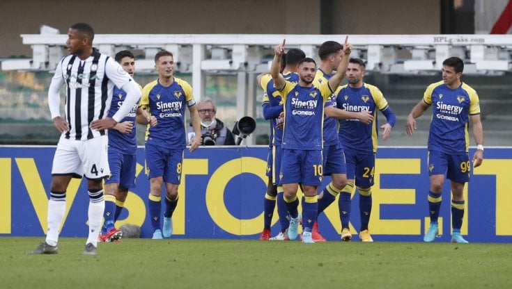 Caprari esulta con i compagni dopo il gol del 3 a 0