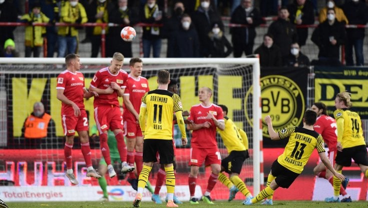 Reus calcia una punizione a Berlino