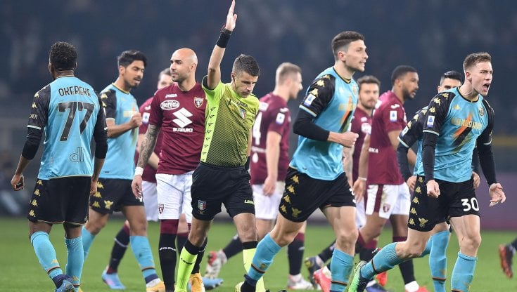 L'arbitro di Torino-Venezia, Giua, annulla il gol di Belotti