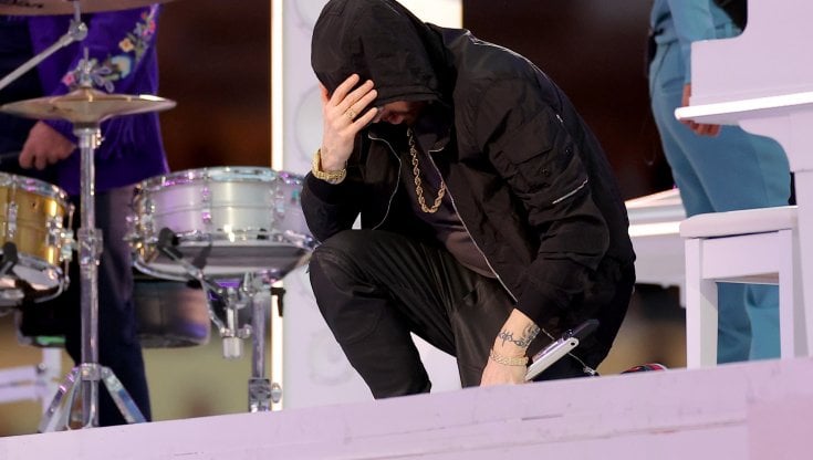 Super Bowl, Eminem in ginocchio come Kaepernick. L'hip hop di 50 Cent, Kendrick Lamar, Mary J. Blige allo stadio di Inglewood