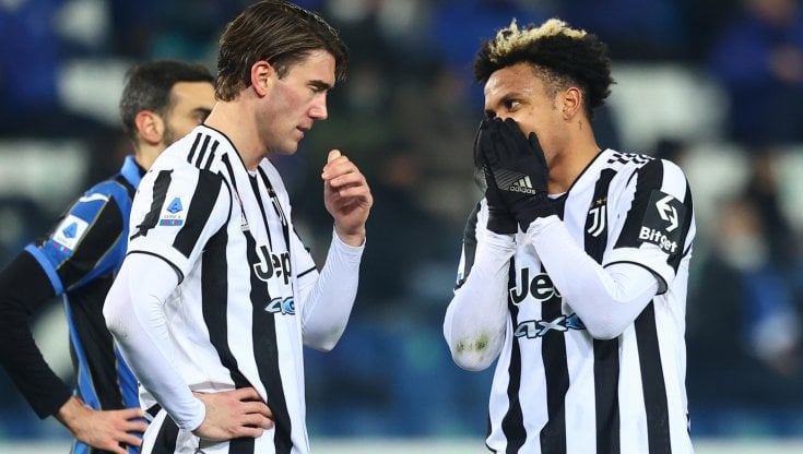 Vlahovic parla con McKennie durante Atalanta-Juventus