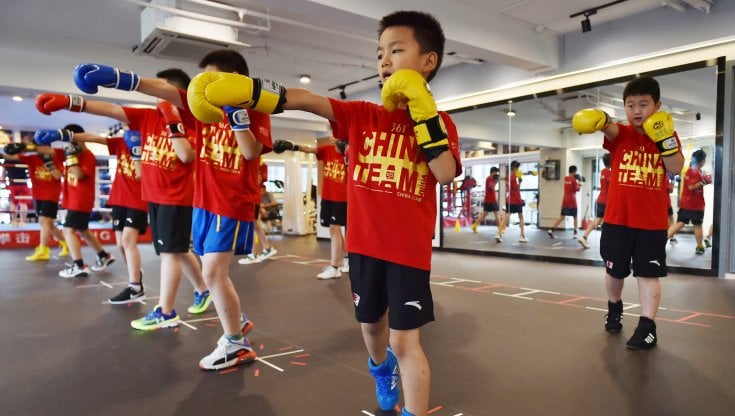 Lezioni di boxe durante le vacanze estive per i bambini di Nanchino (Getty Images)