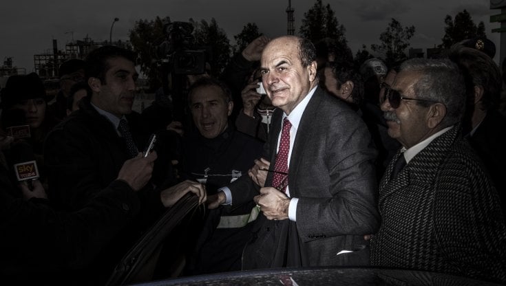 Pier Luigi Bersani (oggi 70 anni) durante la campagna elettorale del 2013 tra gli operai dello stabilimento petrolchimico di Priolo, in Sicilia (Alessio Mamo/Redux / Contrasto)&nbsp;