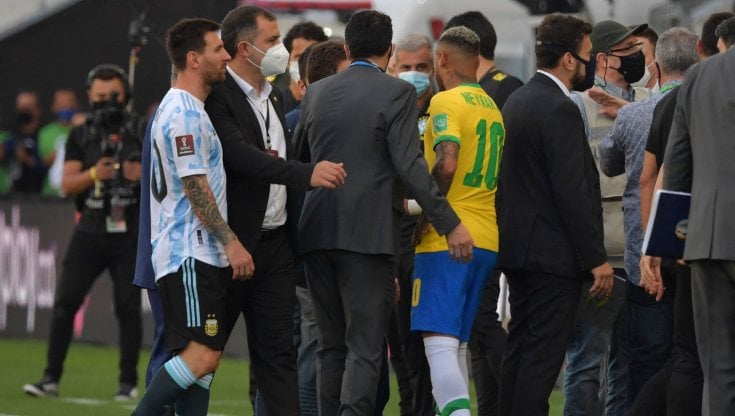 Neymar e Messi durante la controversa partita sospesa lo scorso 5 settembre