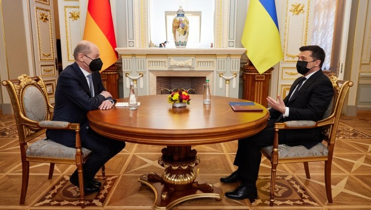 Scholz media sull’Ucraina e Putin apre uno spiraglio: “Intesa ancora possibile”