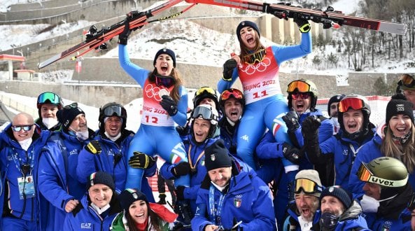 Magia di Goggia: argento in discesa dopo l'infortunio. Bronzo per Nadia Delago. <a href="https://puntoitalia.online/dossier/sport/olimpiadi-pechino-2022/2022/02/15/news/sofia_goggia_dopo_argento-337836235/" fck_savedurl=""><strong>Sofia:</strong> "Ispirata da una sorta di luce"</a>