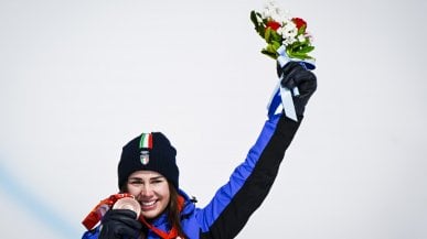 Nadia e Nicol, due sorrisi in uno: l'abbraccio delle sorelle Delago dopo il bronzo
