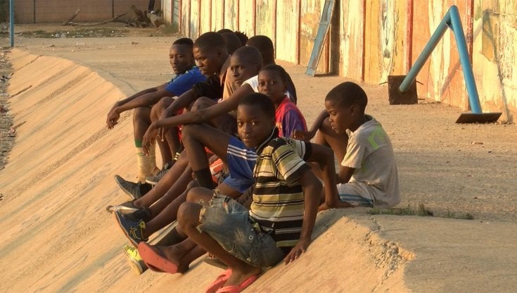 Angola, tra i bambini di strada nella capitale Luanda che vengono portati a scuola, nutriti e resi coscienti dei loro diritti 