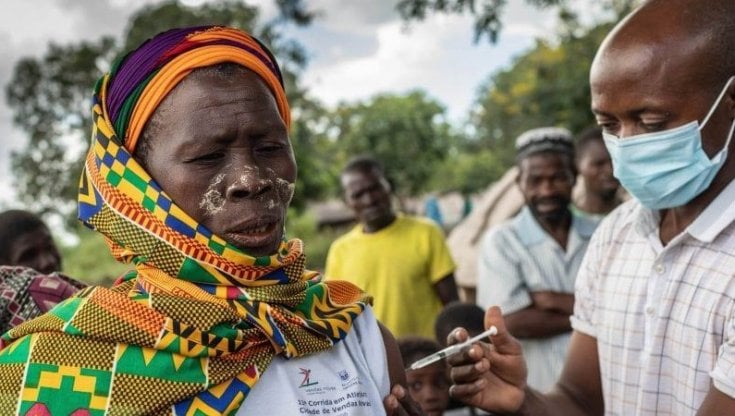 Vaccini, in Europa sono state buttate via 55 miioni di dosi, ma in Africa, dove vivono 1.2 miliardi di persone, ne sono arrivate 30 milioni