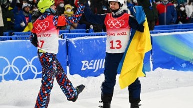 Il saluto tra l'ucraino Abramenko e il russo Burov dopo la gara di freestyle