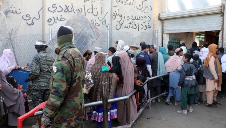 Afghani attraversano il confine con il Pakistan&nbsp;