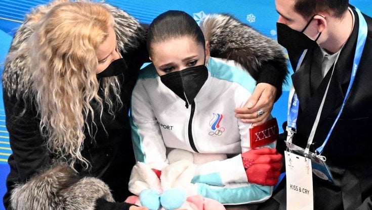 Pattinaggio, Valieva quarta dopo una finale disastrosa. Oro a Shcherbakova, medaglie assegnate