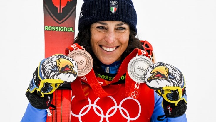 Federica Brignone, 31 anni, con le due medaglie vinte a Pechino: l'argento in gigante e il bronzo in combinata