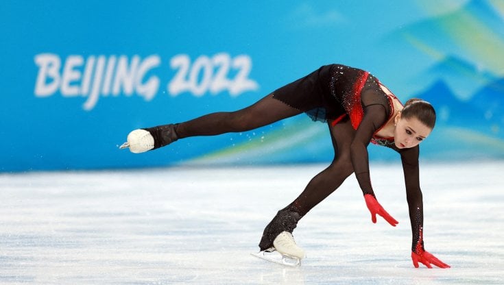 Kamila Valieva cade durante l'esercizio