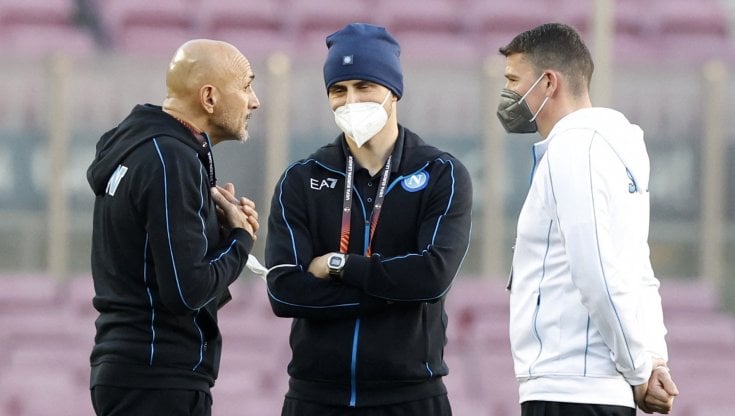 Luciano Spalletti al Camp Nou con un suo collaboratore e Elmas