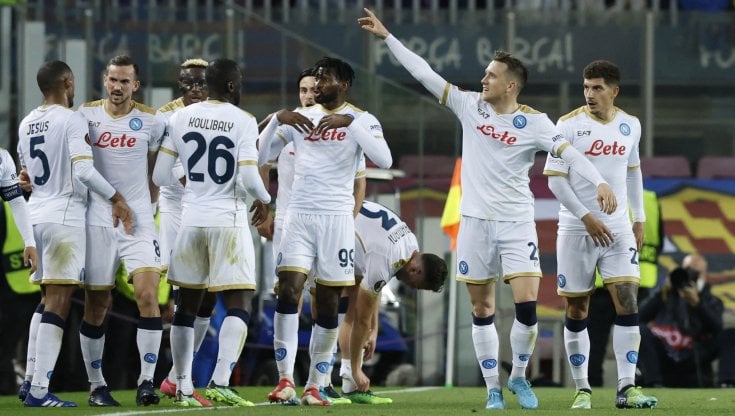 Zielinski esulta dopo il gol al Barcellona