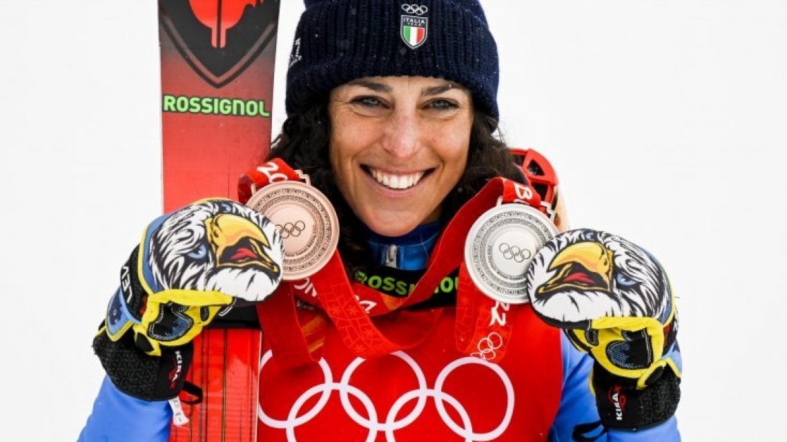 Federica Brignone con le due medaglie vinte a Pechino