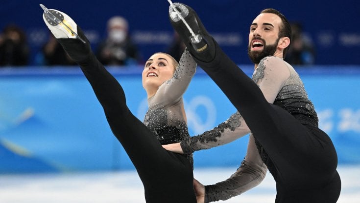 Timothy LeDuc durante l'esibizione con la partner Ashley Cain-Gribbld