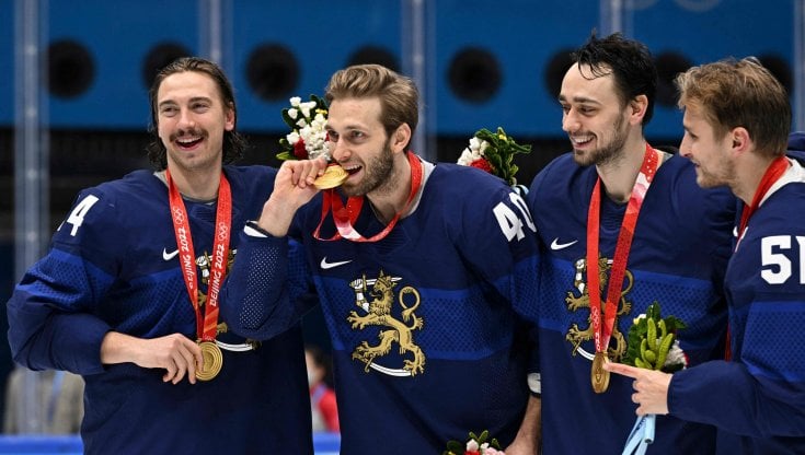 I giocatori della Finlandia festeggiano l'oro