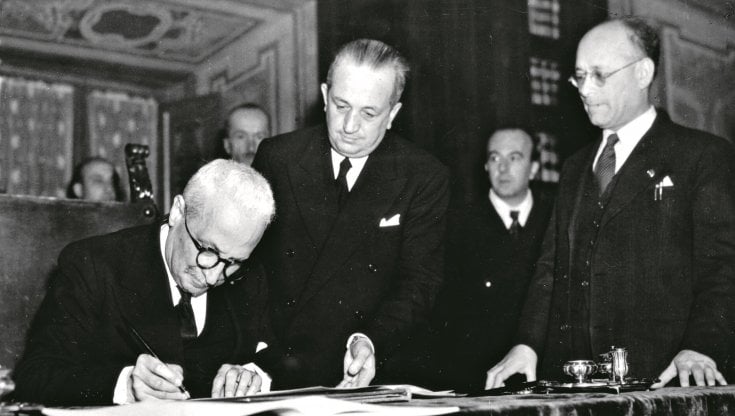 Il presidente della Repubblica Enrico De Nicola firma la Costituzione (1 gennaio 1948)