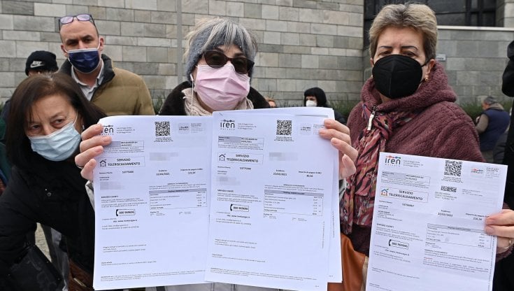 Torino, una protesta contro gli aumenti in bolletta