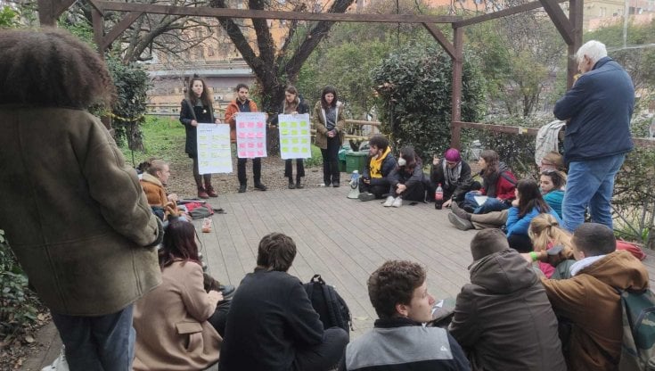 Scuola, reddito di formazione e voti spiegati: le richieste degli studenti per l'istruzione del futuro