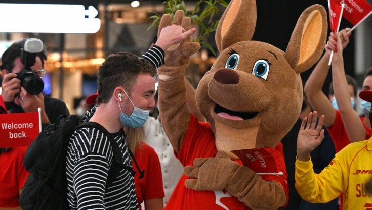 Una mascotte all'aeroporto di Sydney per la riapertura del traffico aereo internazionale