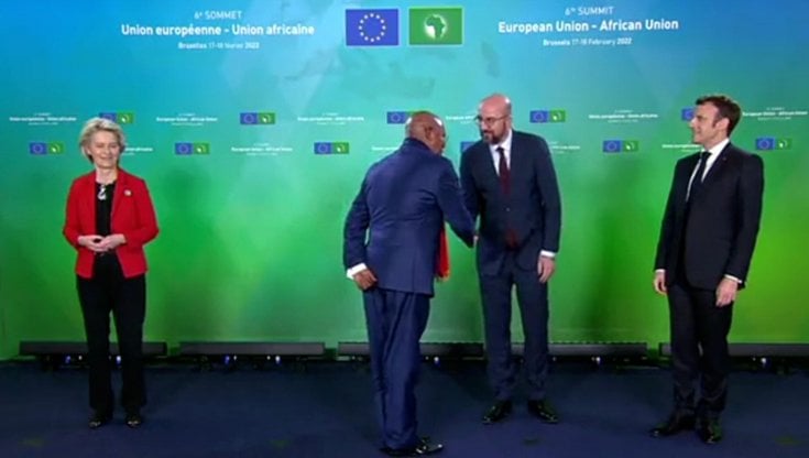Il momento in cui Jeje Odongo stringe la mano a Charles Michel ignorando Ursula von der Leyen
