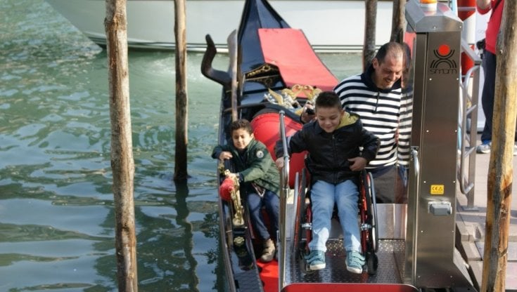Venezia, quel sogno della gondola per disabili rimasto in magazzino. L'appello: "Mancano 40mila euro per rendere felice chi non può camminare"