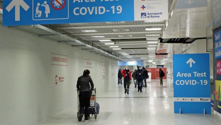 Covid e viaggi, dal 1° marzo stop quarantena per chi arriva da Paesi extra Ue: basterà il Green Pass