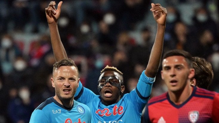 Osimhen e Rrahmani in azione contro il Cagliari