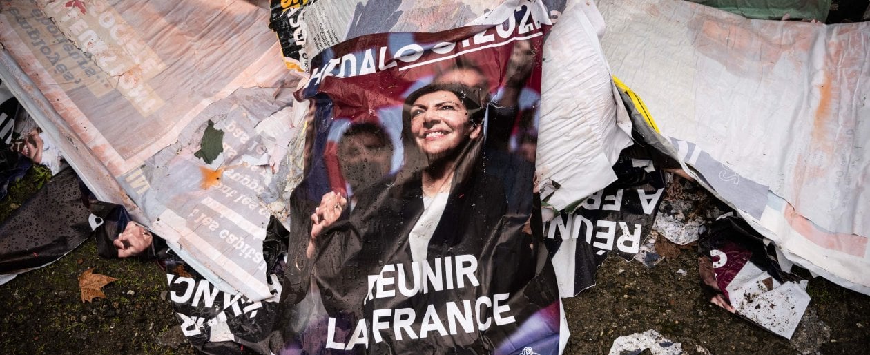 Un poster della campagna elettorale di Anne Hidalgo, sindaca di Parigi e candidata all&rsquo;Eliseo nelle file del Partito socialista. getty images