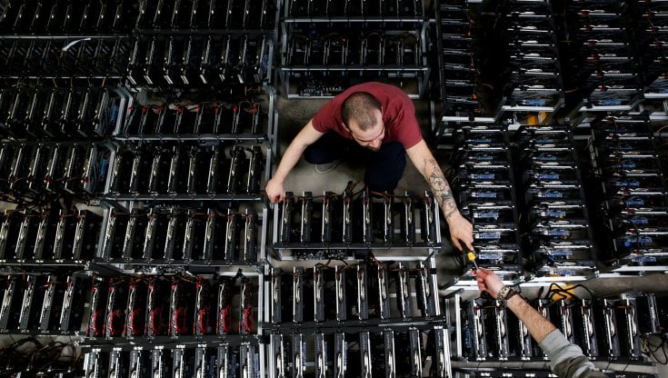 Lavoro sui computer per il processo di estrazione delle criptovalute