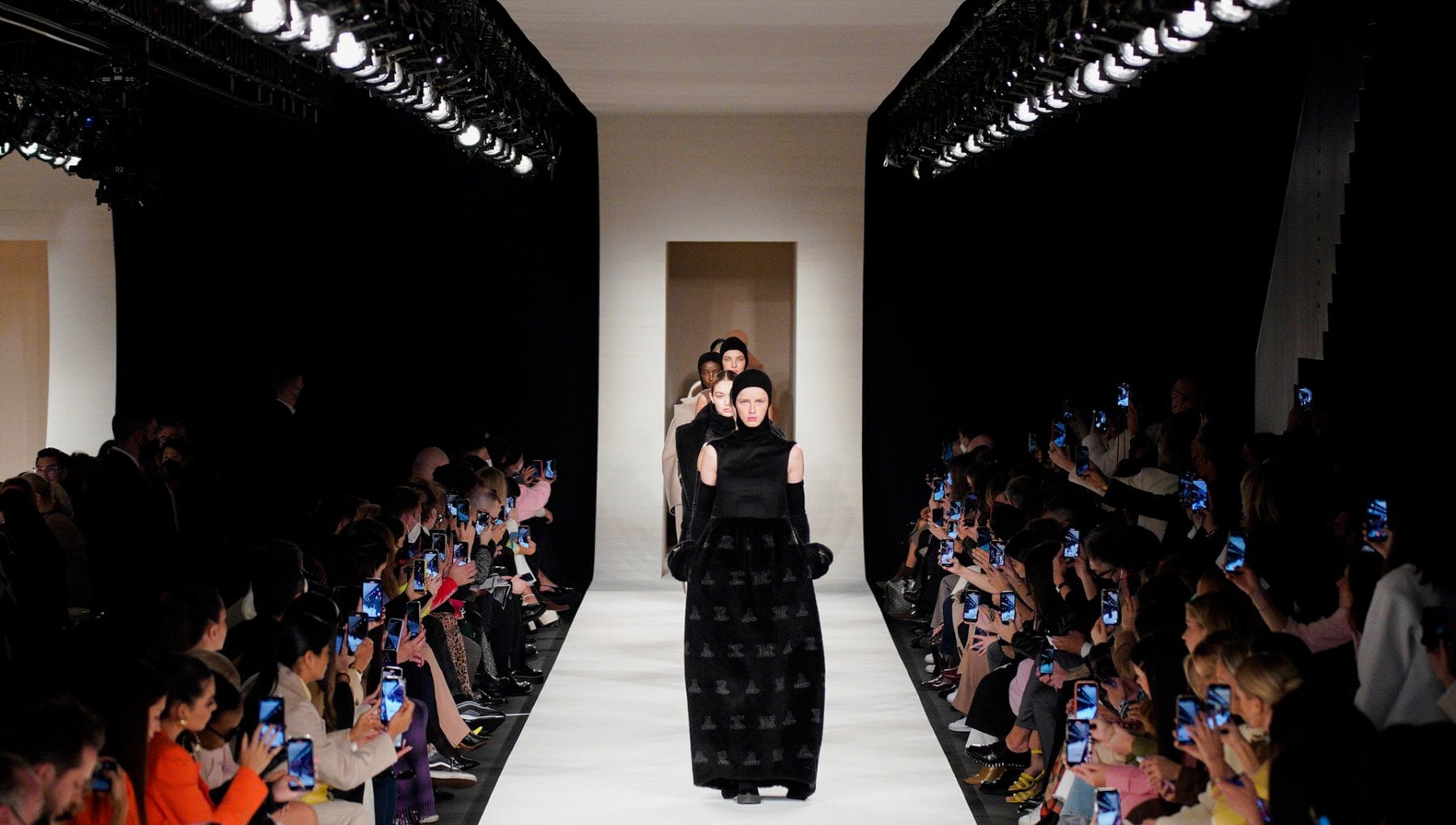 Max Mara, le immagini della sfilata autunno inverno 2022/2023 - la  Repubblica