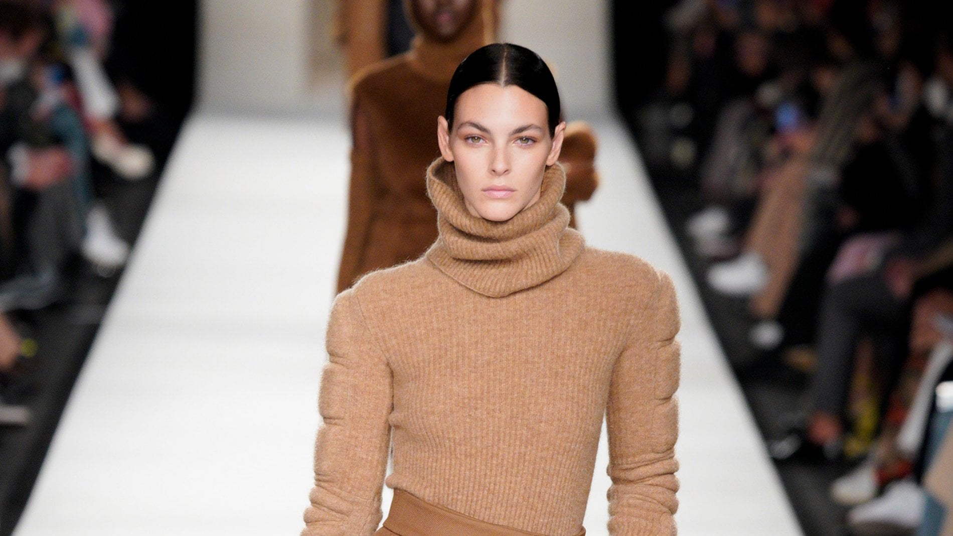 Il video della collezione autunno-inverno 2022 di Max Mara - la Repubblica