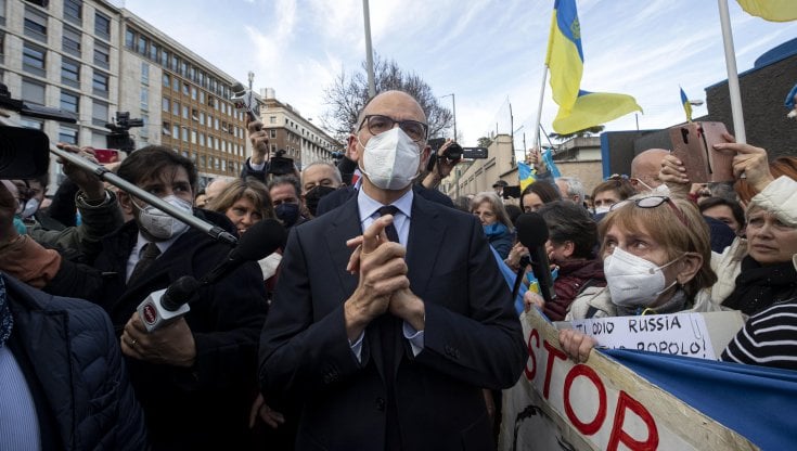 Enrico Letta, leader del Pd, alla manifestazione organizzata vicino all'ambasciata russa