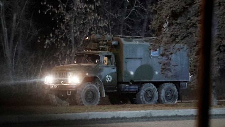 Un veicolo militare alla periferia di Donetsk