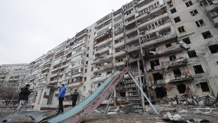 Gli effetti dei bombardamenti della notte a Kiev