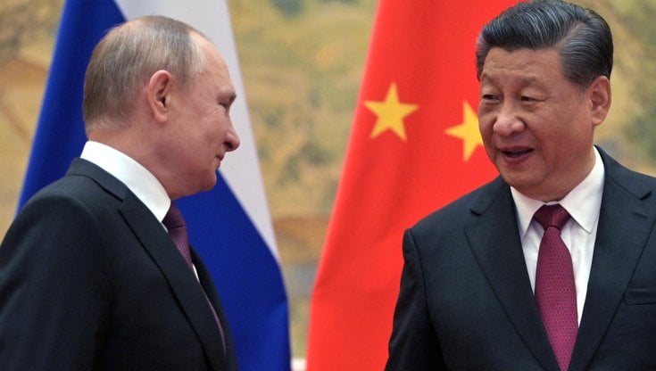 L'incontro tra il presidente russo Vladimir Putin, a sinistra, e il suo omologo cinese a destra a febbraio 2022