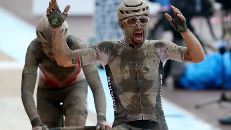 Il trionfo di Sonny Colbrelli alla Roubaix con la maglia sporca di fango