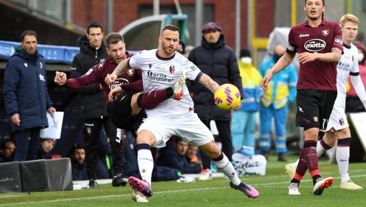 Arnautovic fermato da un giocatore della Salernitana