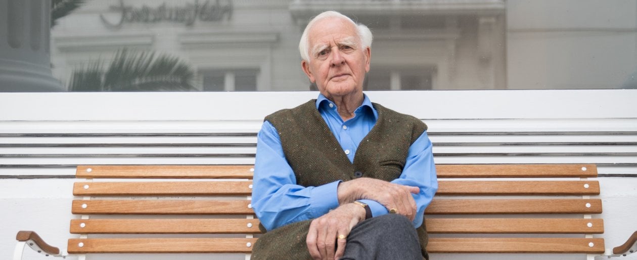 John le Carr&eacute; (1931-2020) in un ritratto del 2017