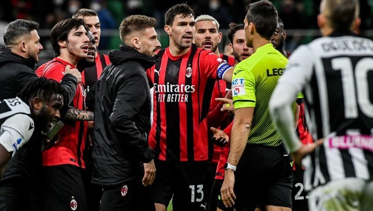 Le proteste del Milan per il gol dell'Udinese