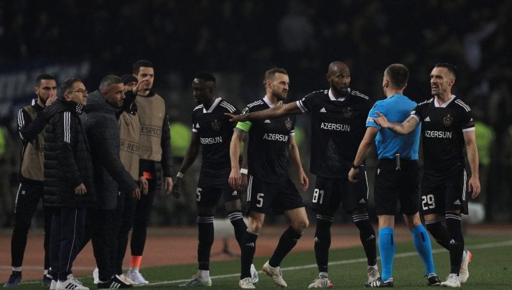 Le proteste dei giocatori del Qarabag contro l'arbitro