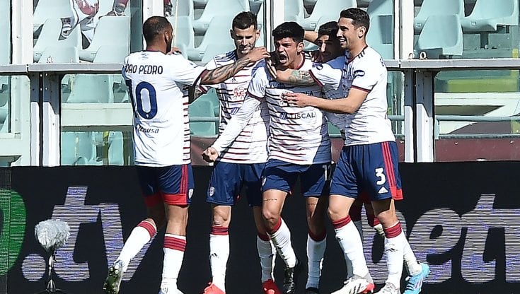 Bellanova festeggiato dai compagni dopo il gol