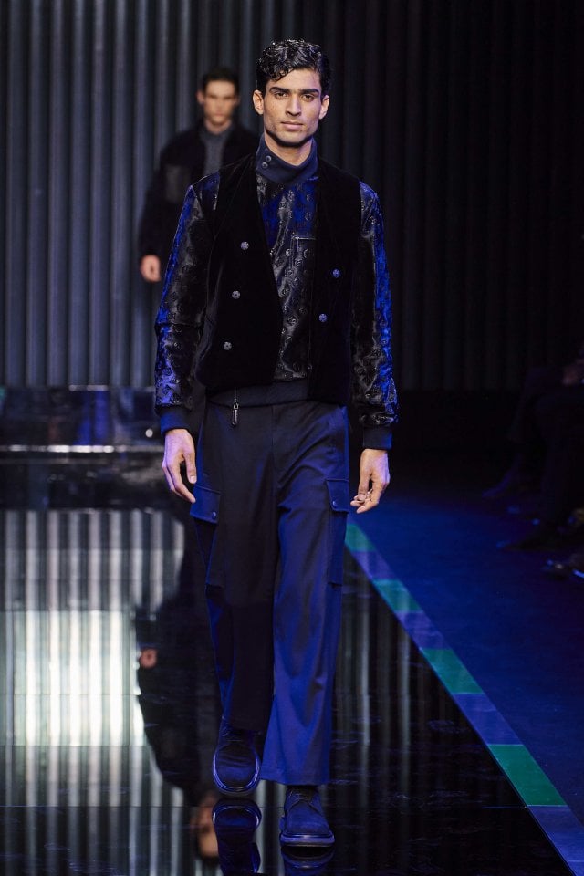 Silenzio, sfila Giorgio Armani. Le immagini della collezione autunno  inverno 2022 - la Repubblica