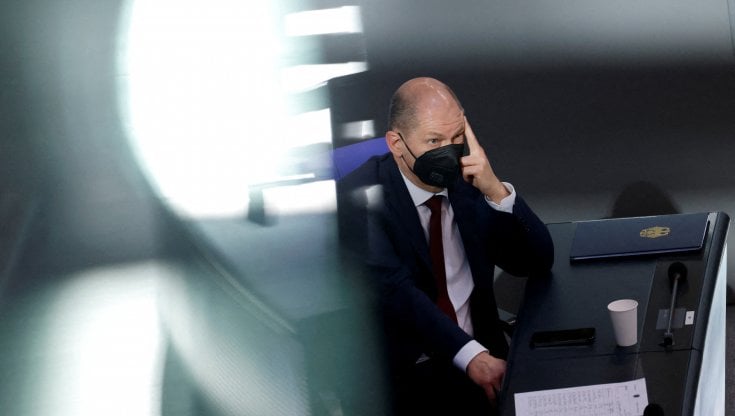 Ucraina, la svolta tedesca: Scholz annuncia 100 miliardi per la difesa e il riarmo della Germania