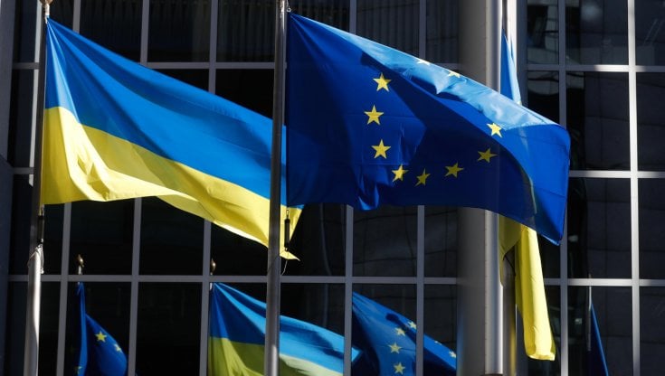 Bruxelles, la bandiera ucraina sventola accanto a quella europea in segno di solidariet&agrave;