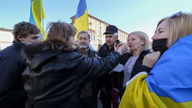 A Torino una lite fra manifestanti ucraini e sostenitori di Putin 