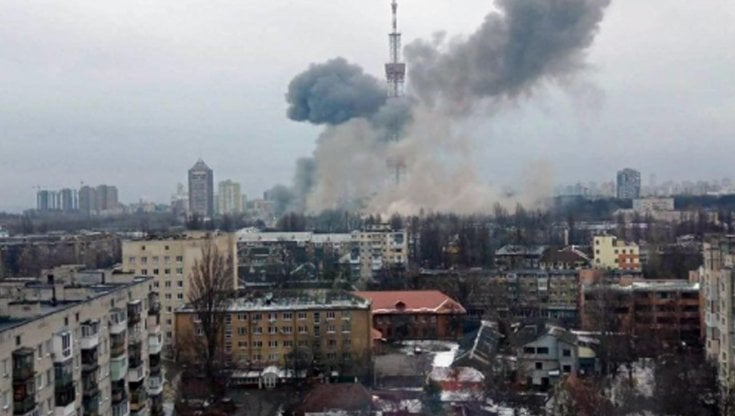 La torre della tv di Kiev colpita dalle bombe